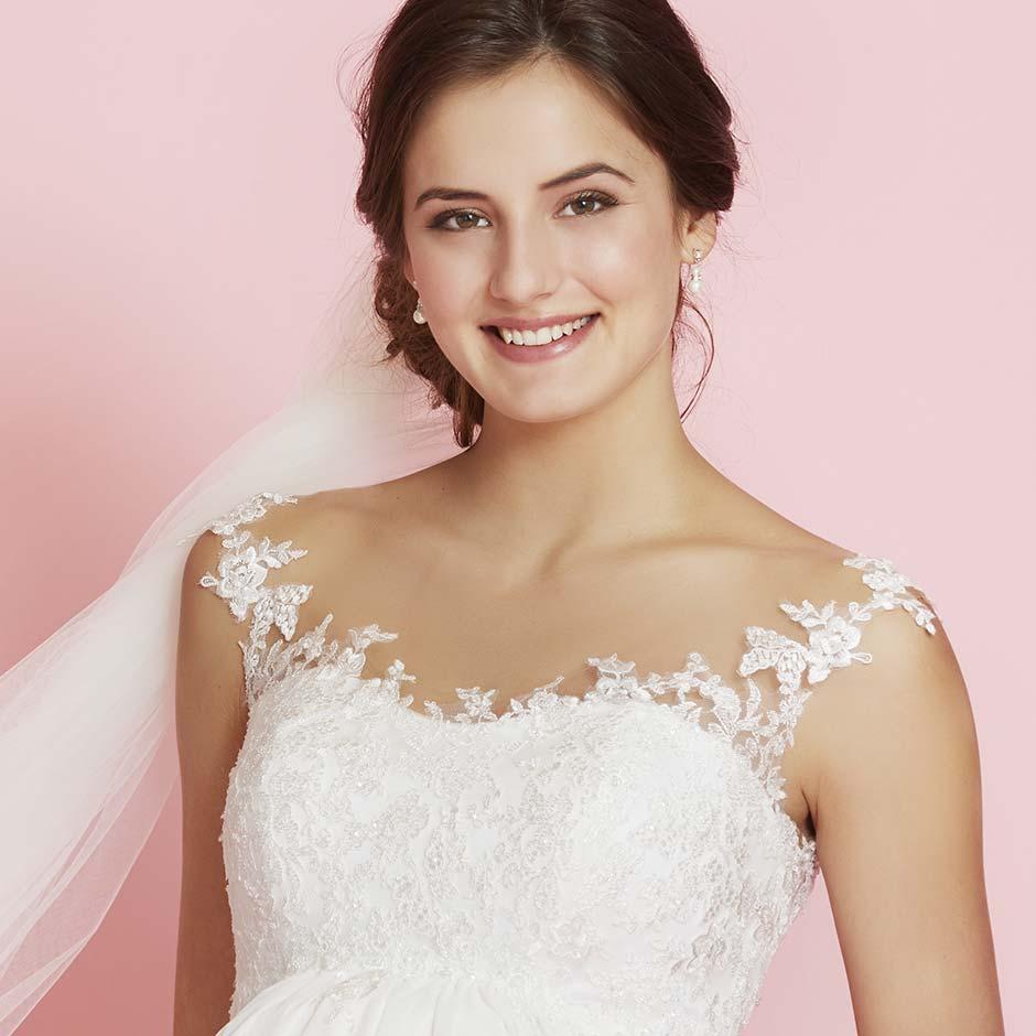 Enkel cremefarvet satin brudekjole