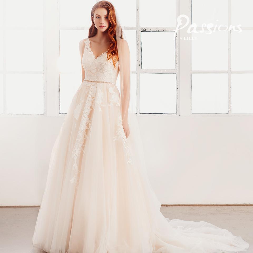 Enkel cremefarvet satin brudekjole