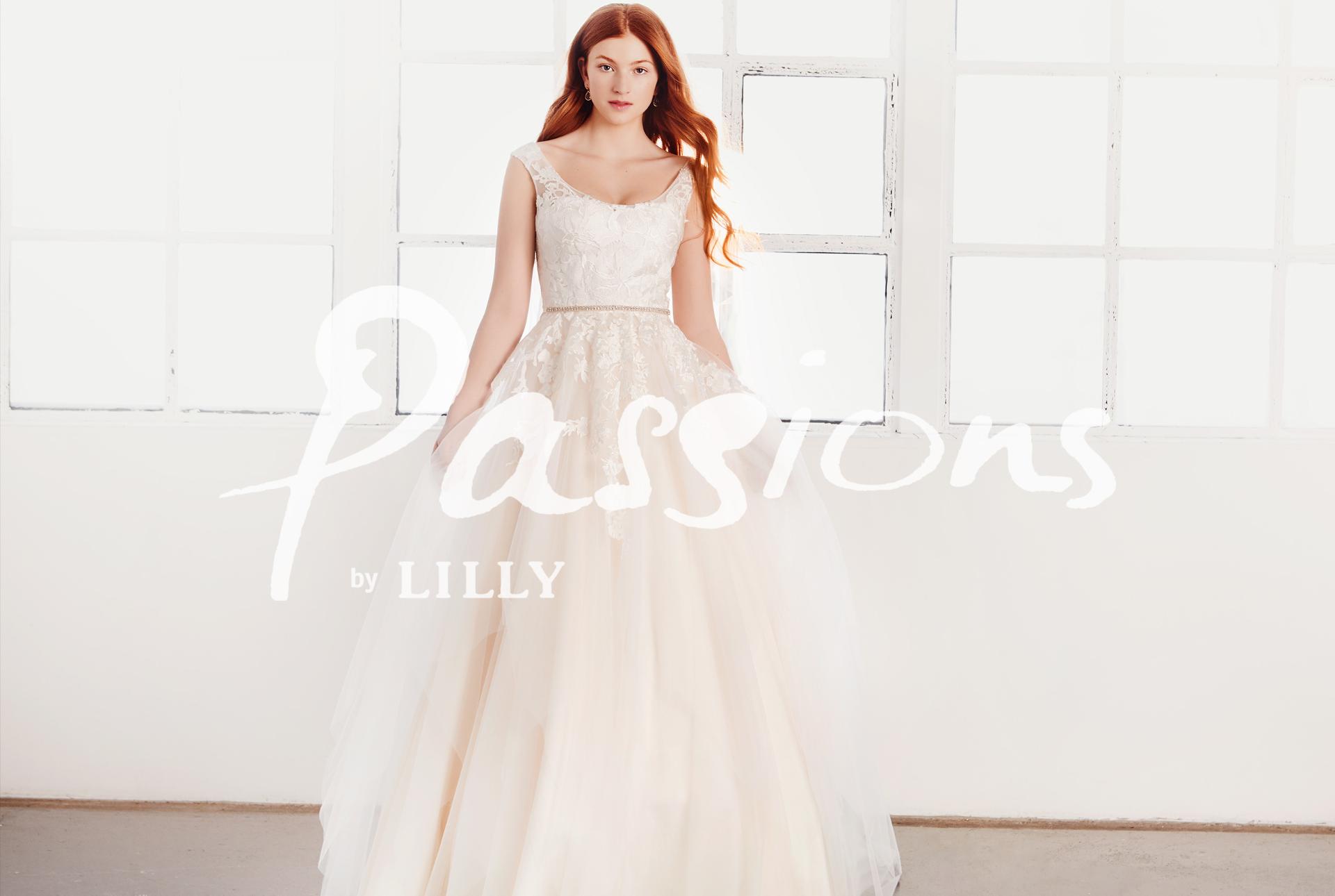 Blush farvet brudekjole med bateau-udskæring i tyl og blonder